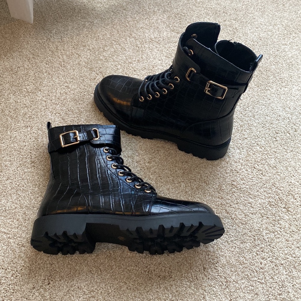 BUCKLE DETAIL LACE UP
COMBAT BOOTS - Picture 6 of 7
